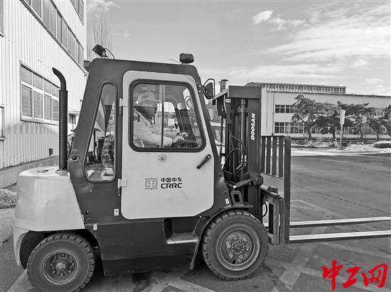 絕技絕活｜開著叉車“穿針引線”:叉車